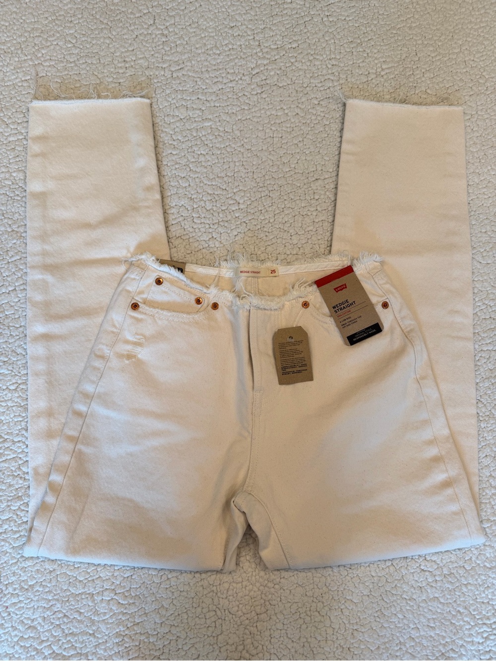 Levi's cream low rise Straight Jeans 25